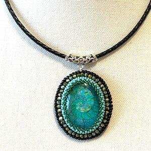 Hand Crafted Conch Design Pendant Leather Choker Necklace Aqua